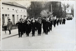 Orkiestra Dęta z Siołkowej w trakcie przemarszu. Grybów, 1968 rok